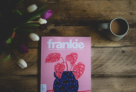 llibre francès, tassa, cafè, gris, ceràmica, blanc, flors de tulipa, revista frankie, taula, material de fusta, regal, text, tassa de cafè, beure, menjar i beguda, cafè - beguda, guió occidental, planta amb flors, flor, frescor, planta, comunicació, a l'interior, refresc, cap gent, missatge, bouquet, 4K, CC0, domini públic, lliure de regalies