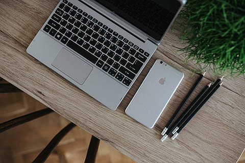 ordinateur portable acer argent, en bois, vert, plante, des crayons, argent, acer, portable, plante verte, iphone Apple, lieu de travail, ordinateur, carnet, La technologie, table, affaires, clavier d'ordinateur, Bureau, bois - matériau, personne, pc, l'Internet, travail, Technologie sans fil, la communication, équipement informatique, clavier, lien, à l'intérieur, dispositif d'information portable, vue grand angle, nature morte, fermer, partie informatique, clé d'ordinateur, lumière du soleil, blanc, 4K, CC0, domaine public, libre de droits