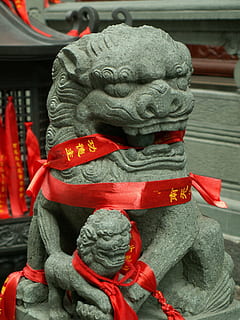 foo dog, beton, statua, jadeit, budda, świątynia, Szanghai Chiny, jadeit, Budda, świątynia, Szanghaj, Chiny, chiński, orientalny, starożytny, wschodni, Lew, rzeźba, czerwony, dzień, smok, żadnych ludzi, reprezentacja, sztuki i rzemiosła, kreatywność, ludzka reprezentacja, duchowość, religia, zbliżenie, skupić się na pierwszym planie, wiara, męskie podobieństwo, rzemiosło, miejsce kultu, architektura, 1080P, CC0, domena publiczna, darmowe zdjęcia