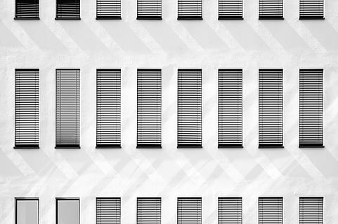 gris, persianes de finestres, blanc, pintat, paret, sense títol, finestra, patró, persianes, arquitectura, façana, blanc i negre, color negre, fons, exterior de l'edifici, obturador, indústria, textura, Color blanc, cap gent, estructura construïda, en fila, edifici, dia, a l'aire lliure, marc complet, tancat, tecnologia, funció de construcció de parets, transport, ratlles, 4K, CC0, domini públic, lliure de regalies