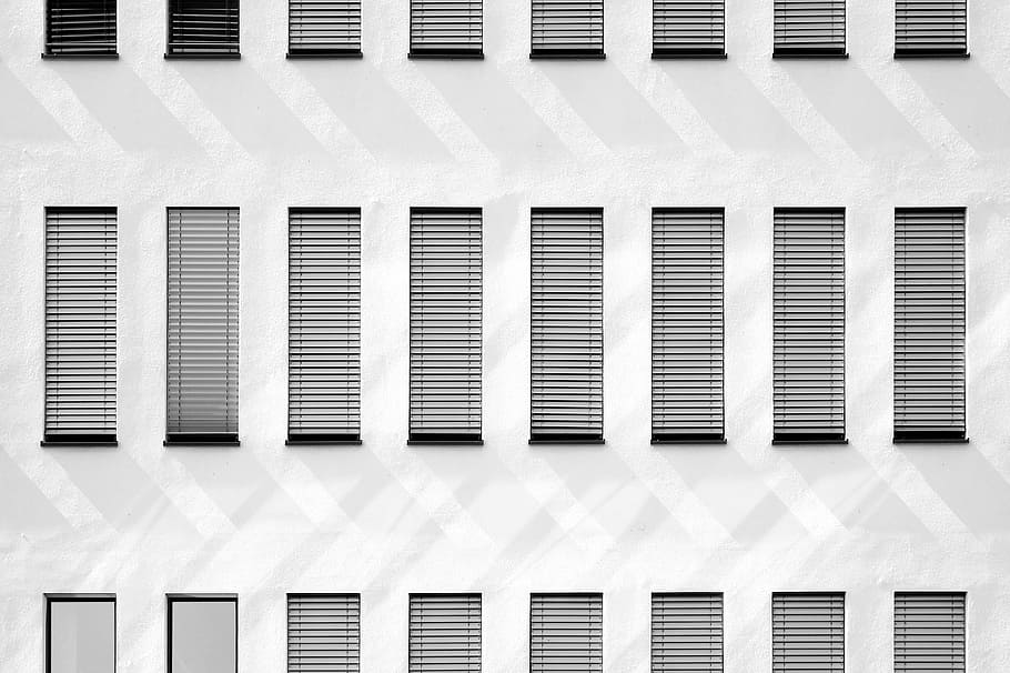gris, persianes de finestres, blanc, pintat, paret, sense títol, finestra, patró, persianes, arquitectura, façana, blanc i negre, color negre, fons, exterior de l'edifici, obturador, indústria, textura, Color blanc, cap gent, estructura construïda, en fila, edifici, dia, a l'aire lliure, marc complet, tancat, tecnologia, funció de construcció de parets, transport, ratlles, 4K