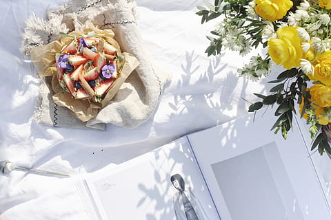 gul, roser, ved siden af, åben, Bestil, hvid, blomster, bog side, tekstil, mad, ingen mennesker, dekoration, friskhed, mad og drikke, sne, vinter, gave, plante, høj vinkel visning, blomst, stilleben, natur, indendørs, klar til at spise, blomstrende plante, papir, bord, dag, sund kost, seng, sollys, direkte over, hvid farve, buket, blomster arrangement, 5K, CC0, offentligt domæne, royaltyfrie