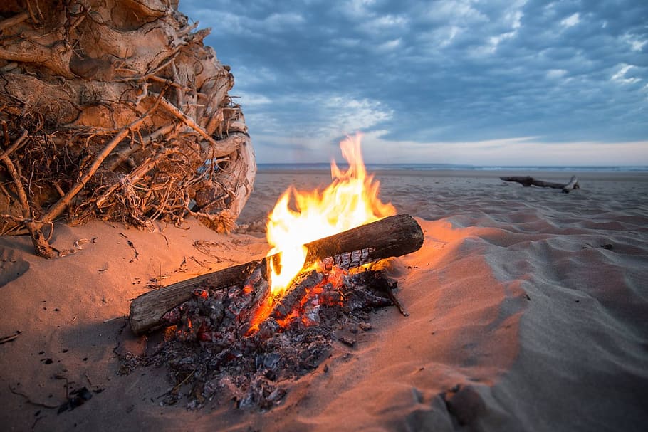 foguera, mar, daurat, hores, foc, platja, calor, flama, cremar, calenta, càlid, naturalesa, campament, incendis forestals, foc - fenomen natural, calor - temperatura, cremant, terra, cel, núvol - cel, moviment, aigua, sorra, bellesa a la natura, escenics - natura, fusta, cap gent, vespre, horitzó sobre l’aigua, a l'aire lliure, 1080P