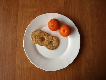 postres, placa, taula de menjador, cobertura, menjar, saborós, dolços, menjar i beguda, frescor, taula, a l'interior, directament a sobre, natura morta, alimentació saludable, cap gent, pa, fruita, vista d’angle alt, benestar, llest per menjar, material de fusta, tomàquet, cara, primer pla, esmorzar, berenar, 2K, CC0, domini públic, lliure de regalies