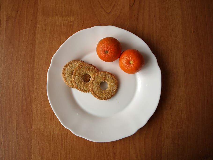 postres, placa, taula de menjador, cobertura, menjar, saborós, dolços, menjar i beguda, frescor, taula, a l'interior, directament a sobre, natura morta, alimentació saludable, cap gent, pa, fruita, vista d’angle alt, benestar, llest per menjar, material de fusta, tomàquet, cara, primer pla, esmorzar, berenar, 2K