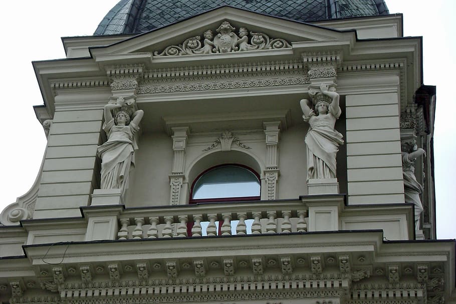 escultura, balcó, finestra, arquitectura, carrer piotrkowska, edifici, vista d’angle baix, estructura construïda, història, el passat, exterior de l'edifici, representació humana, estàtua, art i artesania, cap gent, representació, dia, arc, cel, destinacions de viatge, columna arquitectònica, semblança masculina, artesania, naturalesa, ornamentat, 2K