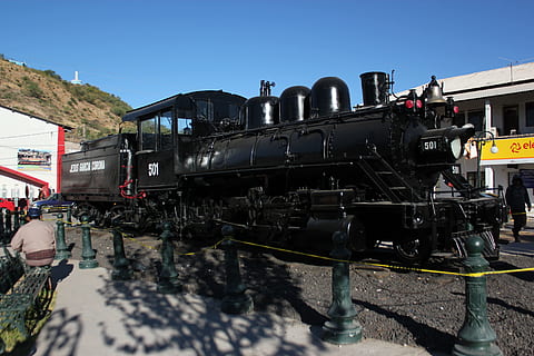 tren, nacozari, sonora, màquina, transport, manera de transport, tren - vehicle, transport per ferrocarril, dia, cel, transport públic, tren de vapor, naturalesa, pista, vies del ferrocarril, locomotora, cap gent, a l'aire lliure, viatjar, muntanya, negocis, arquitectura, cel clar, estació, cotxe de ferrocarril, 5K, CC0, domini públic, lliure de regalies