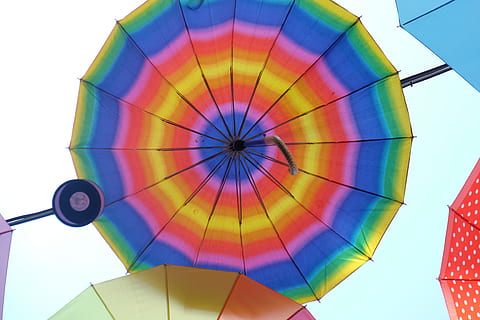 paraply, regn, multi farvet, himmel, lav vinkel visning, ballon, mønster, luftfartøj, ingen mennesker, varmluftballon, dag, skyfri himmel, direkte under, beskyttelse, eventyr, transportmidler, natur, geometrisk form, form, udendørs, 4K, CC0, offentligt domæne, royaltyfrie