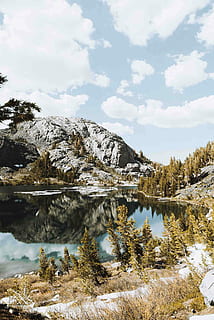 gris, rocoso, montaña, marrón, plantas de hoja, cuerpo, agua, paisaje, reflexión, pico, lago, desierto, al aire libre, árbol, www.crm-media.com, medio de crm, Clarisse Meyer, fuera de, contraste, azul, verde, belleza en la naturaleza, tranquilidad, cielo, paisajes - naturaleza, escena tranquila, nube - cielo, nadie, planta, temperatura fría, invierno, día, naturaleza, escena no urbana, nieve, 2K, CC0, dominio público, libre de derechos
