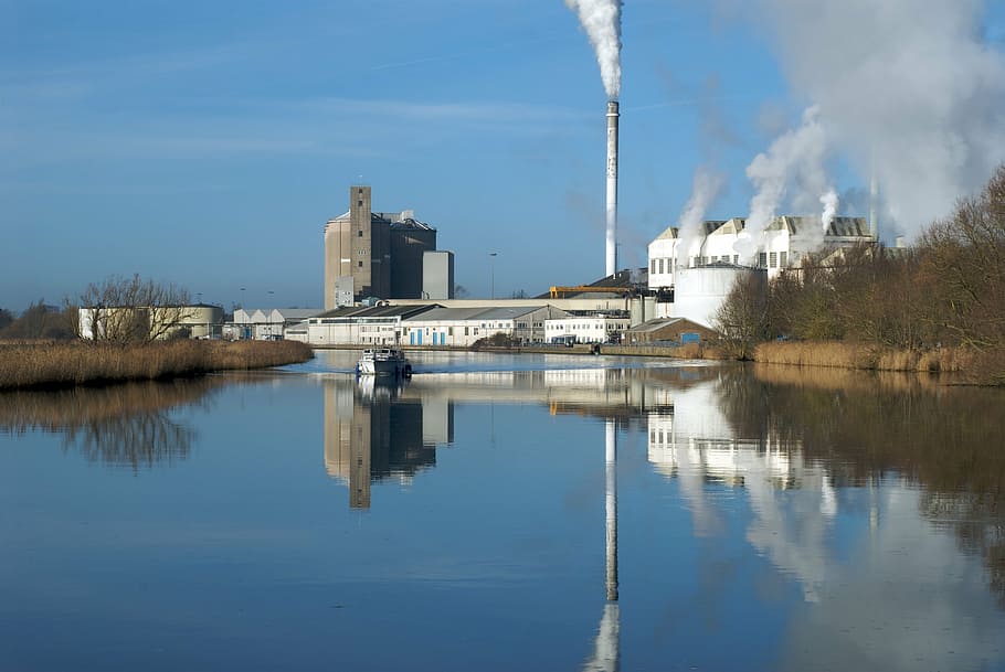fabrik, røg, flod, forurening, skorsten, industri, industriel, miljø, raffinaderi, damp, himmel, fremstilling, miljømæssige, fremstillingsindustrien, afspejling, vand, bygning udvendig, bygget struktur, arkitektur, havnefronten, røgstabel, dag, natur, sky - himmel, ingen mennesker, røg - fysisk struktur, sø, udendørs, industribygning, luftforurening, 4K