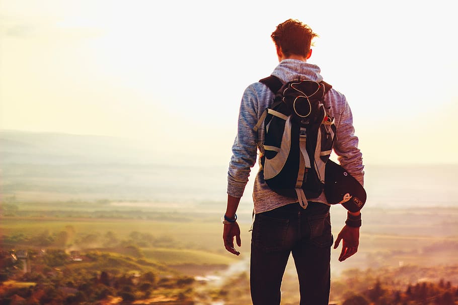 Mann, Blau, Jacke, tragen, schwarz, Weiß, Rucksack, Stehen, Licht, tagsüber, Sonnenuntergang, Landschaft, eine Person, Natur, Freizeitbeschäftigung, Umgebung, Abenteuer, Männer, Rückansicht, junger Erwachsener, Lebensstile, Sonnenlicht, Himmel, echte Menschen, Wandern, Dreiviertel Länge, kopieren sie platz, Aktivität, draußen, Blick auf Ansicht, 5K