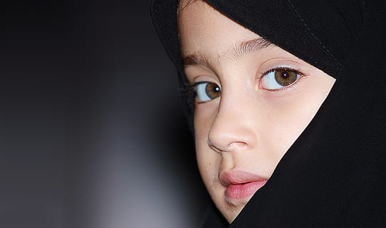 noia, portar, negre, hijab toc, mirant, lluny, manera, cara, retrat, nens, una persona, part del cos humà, part del cos, mirant la càmera, maquillatge, tirada al cap, tir de l'estudi, rostre humà, bellesa, a l'interior, moda, dones, còpia espai, adult, primer pla, adult jove, ull, dona guapa, fons negre, 5K, CC0, domini públic, lliure de regalies