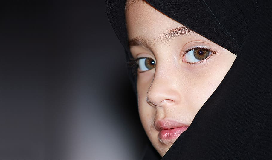 noia, portar, negre, hijab toc, mirant, lluny, manera, cara, retrat, nens, una persona, part del cos humà, part del cos, mirant la càmera, maquillatge, tirada al cap, tir de l'estudi, rostre humà, bellesa, a l'interior, moda, dones, còpia espai, adult, primer pla, adult jove, ull, dona guapa, fons negre, 5K