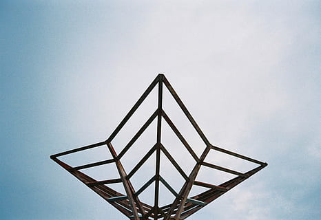 decorativo, lavoro in ferro, lato, strada, torre di metallo grigia, architettura, forma, astratto, nube, cielo, decorazione, ciglio della strada, Inquadratura dal basso, struttura costruita, natura, nessuno, forma triangolare, giorno, cielo sereno, modello, all'aperto, metallo, soleggiato, copia spazio, forma geometrica, design, giro del parco dei divertimenti, attrezzature da gioco all'aperto, direttamente sotto, 2K, CC0, dominio pubblico, privo di copyright