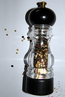 Pfeffermühle, Pfeffer, Scharf, Körner, würzen, bunt, drinnen, keine Leute, Nahansicht, Stillleben, Container, Studioaufnahme, Glas - Material, Tabelle, Wasser, transparent, Essen und Trinken, High Angle View, Metall, Natur, Zuhause, Bewegung, Lichtanlage, Muster, Fülle, 2K, CC0, gemeinfrei, lizenzfrei