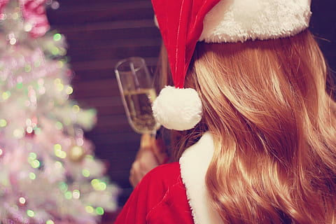 mujer, vistiendo, rojo, gorro navideño, capa, navidad roja, sombrero, abrigo rojo, Navidad, celebracion, hembras, gente, etnia caucásica, Papá Noel, sombrero de Santa, vacaciones, árbol de Navidad, adulto, invierno, belleza, adulto joven, una persona, árbol, alegre, sonriente, hermoso, felicidad, estilos de vida, regalo, disparo a la cabeza, Solo mujeres, Sólo para adultos, solo una mujer, decoración, vista trasera, gente real, retrato, evento festivo, Decoración navideña, pelo, peinado, 1080P, CC0, dominio público, libre de derechos