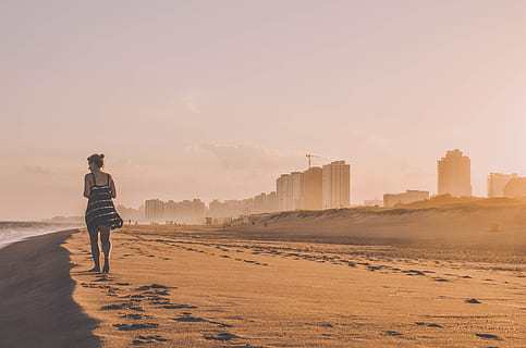 donna, a piedi, sabbia del deserto, donna che cammina, spiaggia, donna in nero, bianco e nero, a strisce, camminando, deserto, tramonto, persone, all'aperto, sabbia, una persona, copia spazio, stili di vita, donne, mare, solo adulti, solo una donna, retrovisore, adulto, solo donne, lunghezza intera, cielo, terra, natura, architettura, esterno dell'edificio, luce del sole, in piedi, paesaggio, città, giorno, struttura costruita, grattacielo, edificio per uffici esterno, 4K, CC0, dominio pubblico, privo di copyright