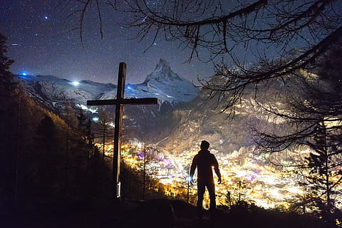 montaña, tierras altas, nube, cielo, cumbre, cresta, paisaje, naturaleza, Valle, ver, edificios, luces, ciudad, una persona, noche, gente real, árbol, en pie, silueta, actividad de ocio, vista trasera, hombres, estilos de vida, cruzar, iluminado, planta, nieve, belleza en la naturaleza, creencia, espiritualidad, al aire libre, 2K, CC0, dominio público, libre de derechos