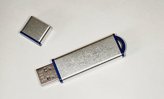 USB, USB-Stick, Erinnerung, Datenspeicher, Computer, Elektronik, Speicherstick, Daten, Datenstick, Verbindung, Stock, Speichermedium, Medion Erinnerung, drinnen, Studioaufnahme, einzelnes Objekt, High Angle View, keine Leute, Technologie, Geschäft, weißer Hintergrund, Stillleben, Kommunikation, Metall, Tabelle, Ausrüstung, Veröffentlichung, ausgeschnitten, Nahansicht, Erwartung, Schutz, die Architektur, aufwendig, persönliches Accessoire, 1080P, CC0, gemeinfrei, lizenzfrei