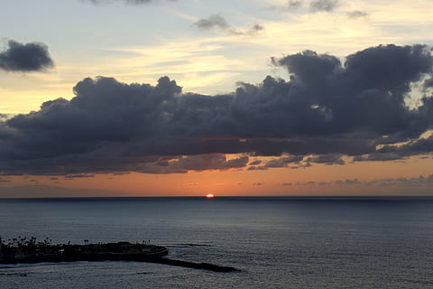 tramonto, nuvole, sole, ovest, cielo, il Sole, luce, mare, sera, l'oceano Atlantico, atlantico, la costa, paesaggio, crepuscolo, acqua, Paesaggi, natura, la tranquillità, nuvola - cielo, bellezza nella natura, scenics - natura, orizzonte, scena tranquilla, orizzonte sull'acqua, colore arancione, idilliaco, nessuno, scena non urbana, spiaggia, terra, cielo drammatico, all'aperto, 5K, CC0, dominio pubblico, privo di copyright