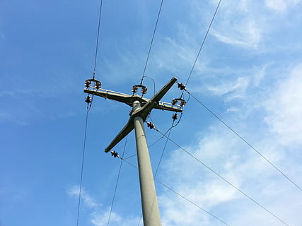 strommast, linijos, debesys, aukštos įtampos, jėgos linija, stiebai, dangus, žemas kampo vaizdas, debesis - dangus, mėlyna, kabelis, dieną, pobūdį, technologijos, polius, kuro ir energijos gamyba, nėra žmonių, elektros energijos, ryšį, maitinimo šaltinis, lauke, elektros balionas, metalo, industrija, telefono stulpelis, telefono linija, statybinė įranga, elektros įranga, tiesiogiai žemiau, 2K, CC0, Viešasis domenas, nemokamai
