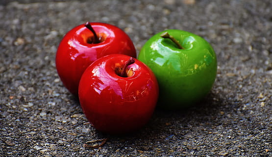 appel, rood groen, fruit, deco, rood, groen, decoratie, rode appel, groene appel, eten en drinken, voedsel, gezond eten, appel - fruit, geen mensen, versheid, groente, detailopname, welzijn, stilleven, groene kleur, focus op de voorgrond, peper, drie objecten, tomaat, tafel, binnenshuis, groep objecten, twee objecten, rijp, natuurlijke toestand, 5K, CC0, publiek domein, royaltyvrij