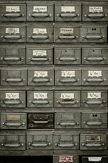 šedé kovové zásuvky, šedá skříňka, box, šroub, Hardware, šuplík, nástroj, toolbox, Šedá, skříň, starý, katalog, organizovat, kovová krabička, skříňka na nářadí, Rukojeť, jaro, bezpečnost, bezpečnostní, v řadě, sdělení, celý rám, uvnitř, objednat, opakování, skříňka, nikdo, pozadí, ochrana, číslo, text, dřevo - materiál, kov, zásobník, hojnost, velká skupina objektů, 4K, CC0, veřejná doména, bez autorských práv