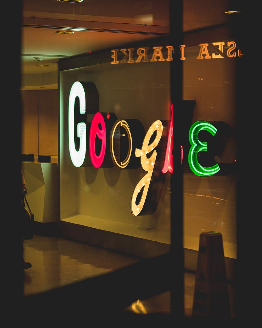 senyalització de google, Google, oficina, edifici, signe, vidre, text, il·luminat, guió occidental, comunicació, neó, cap gent, transparent, vidre - material, finestra, nit, lletra majúscula, brillant, equips d’il·luminació, informació, a l'interior, negocis, nombre, signe obert, taula, llum, consumisme, 1080P