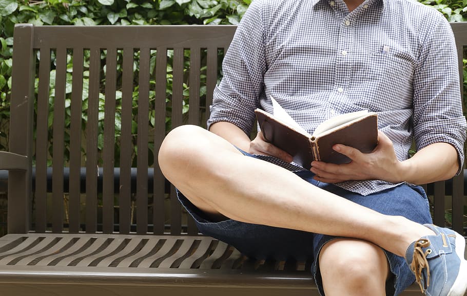 banc, moda, home, persona, fons, borrós, llibre, casual, la llum del dia, mobles, paio, humà, masculí, a l'aire lliure, paper, llegir, lectura, assegut, roba casual, una persona, publicació, persones reals, activitat, seient, activitat d'oci, celebració, dia, secció baixa, estils de vida, part del cos humà, secció mitjana, cama humana, barana, texans, estudiar, 4K