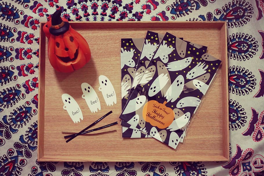 fantasma, stampato, carte, Jack, o, lanterna, Marrone, di legno, vassoio, jack o lantern, decorazione, culture, in casa, nessuno, vista dall'alto, avvicinamento, giorno, tavolo, arte e artigianato, creatività, natura morta, direttamente sopra, legno - materiale, modello, mestiere, rappresentazione, carta, rappresentazione animale, motivo floreale, penna, design, grande gruppo di oggetti, testo, 1080P