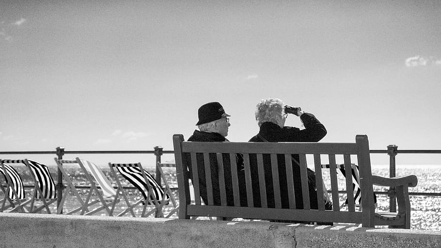 gråtonebillede, mand, kvinde, sidder, bænk, par, senior-, udsigt, strand, hav, kyst, mennesker, udendørs, voksen, to, lykkelig, romantik, sammen, han-, lykke, leder, romantisk, pensionering, par i kærlighed, samvær, livsstil, forhold, herrer, to personer, natur, himmel, Kvinder, rækværk, bagfra, sæde, emotion, kærlighed, par - forhold, vand, bonding, rigtige mennesker, skyfri himmel, fritidsaktivitet, positive følelser, 4K