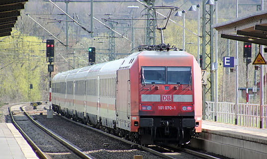 deutsche bahn, tren, 101, i C, locomotora elèctrica, estació de tren, db, interurbana, deutsche bundesbahn, ferrocarril, trànsit remot, trànsit ferroviari, dbag, moviment estàndard, trànsit, plataforma, senyals, viatjar, gleise, transport, vies del ferrocarril, estació, mode de transport, velocitat, transport per ferrocarril, manera de transport, pista, tren - vehicle, transport públic, vehicle terrestre, arquitectura, en moviment, exterior de l'edifici, dia, plataforma d’estació de ferrocarril, tren de passatgers, moviment, estructura construïda, vermell, estació de ferrocarril, cap gent, a l'aire lliure, cotxe de ferrocarril, arribada, 4K, CC0, domini públic, lliure de regalies