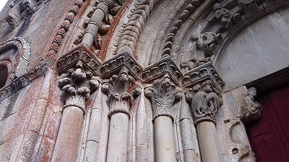 Chiesa, romantica, frontone, architettura, struttura costruita, Inquadratura dal basso, esterno dell'edificio, il passato, storia, mestiere, luogo di culto, religione, spiritualità, credenza, costruzione, destinazioni di viaggio, arte e artigianato, nessuno, intaglio - prodotto artigianale, turismo, giorno, scultura, arco, colonna architettonica, all'aperto, ornato, intaglio, architettura e arte, 2K, CC0, dominio pubblico, privo di copyright