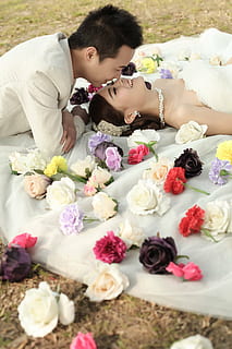casar-se, casament, mostra, vestit, estudi, núvia, amor, dones, nuvi, bouquet, gent, casat, romanç, homes, a l'aire lliure, adult, flor, somrient, unió, planta amb flors, planta, persones reals, naturalesa, estils de vida, bellesa a la natura, nen, femelles, frescor, infància, activitat d'oci, vista d’angle alt, fragilitat, vulnerabilitat, noies, flor de roses, cap de flor, innocència, arranjament floral, 5K, CC0, domini públic, lliure de regalies