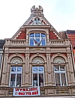 timpano, frontone, architettura, facciata, esterno, costruzione, tetto, esterno dell'edificio, struttura costruita, Inquadratura dal basso, finestra, testo, nessuno, arco, giorno, religione, cielo, spiritualità, credenza, sceneggiatura occidentale, luogo di culto, comunicazione, 720P, CC0, dominio pubblico, privo di copyright