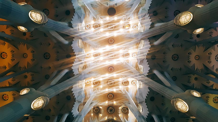 brillant, llums, sostre, catedral de la Sagrada Família, barcelona, resum, pintura, poc profund, focus, arquitectura, llum, edifici, blanc, cultura, històric, espanya, familium, sagrada, simètric, vista d’angle baix, a l'interior, equips d’il·luminació, cap gent, il·luminat, estructura construïda, patró, decoració, penjant, aranya, llum elèctrica, lloc de culte, religió, disseny, directament a sota, ornamentat, luxe, 5K
