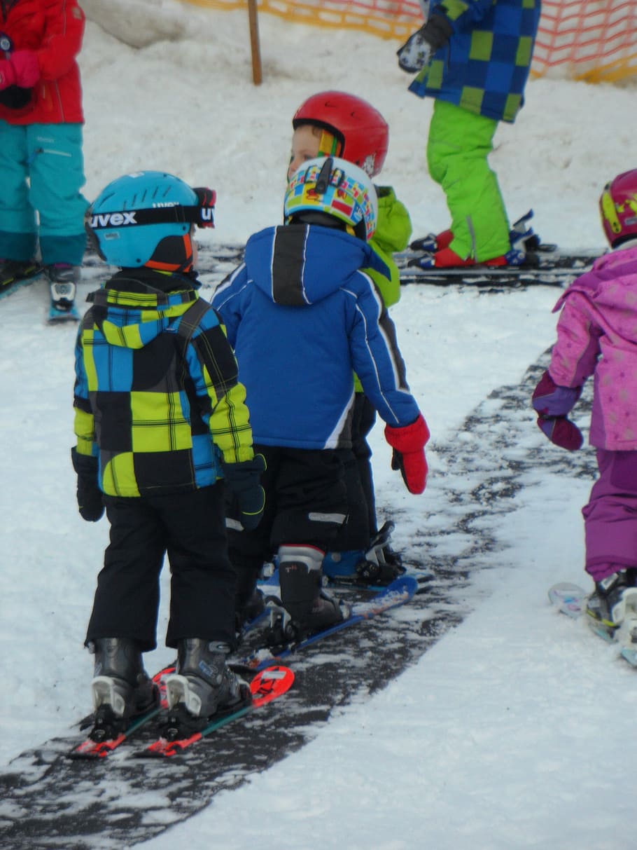 gruppe, børn, iført, sne skis, ski lektioner, dværge, sne, stå på ski, begyndere, vinter, snedækket, vintertid, vinterlige, hvid, ski, nybegynder kursus, Rute, dyrke motion, lære, vinter sport, fritid, kold temperatur, gruppe af mennesker, herrer, varme tøj, rigtige mennesker, tøj, barndom, dag, barn, fuld længde, hjelm, mennesker, vintersport, afkom, beskyttelse, natur, hovedbeklædning, udendørs, redningsarbejder, 4K