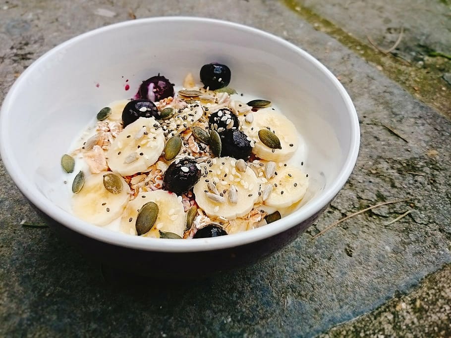 morgenmad, yoghurt, frugt, nødder, afbalanceret, mad og drikke, mad, sund kost, velvære, skål, friskhed, måltid, høj vinkel visning, ingen mennesker, klar til at spise, grøntsag, tæt på, stilleben, portionsstørrelse, dag, bord, mejeriprodukt, skive, porcelæn, 1080P