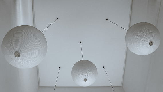 tres, blanc, penjant, penjolls, llanternes de boles, llum, arquitectura, sostre, negre, a l'interior, cap gent, equips d’il·luminació, vista d’angle baix, Color blanc, llum penjant, electricitat, tecnologia, forma, il·luminat, decoració, llum elèctrica, forma geomètrica, cercle, disseny, directament a sota, 2K, CC0, domini públic, lliure de regalies