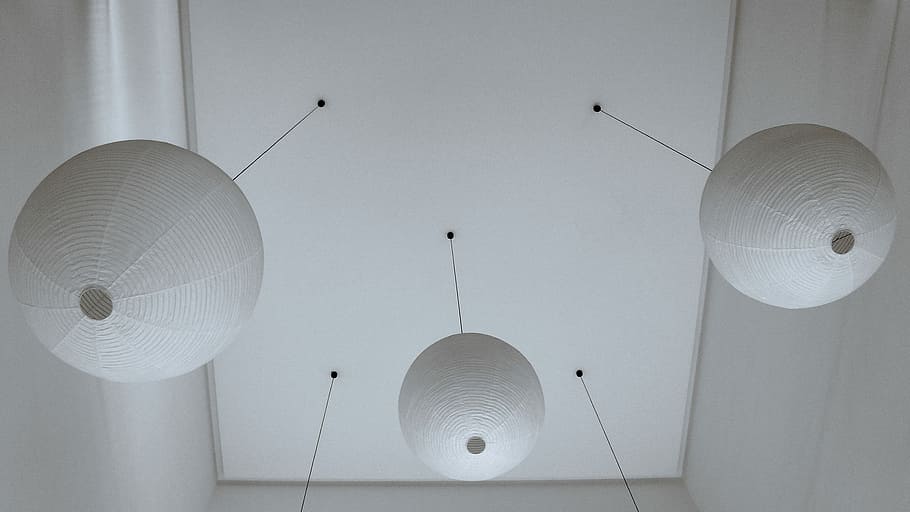tres, blanc, penjant, penjolls, llanternes de boles, llum, arquitectura, sostre, negre, a l'interior, cap gent, equips d’il·luminació, vista d’angle baix, Color blanc, llum penjant, electricitat, tecnologia, forma, il·luminat, decoració, llum elèctrica, forma geomètrica, cercle, disseny, directament a sota, 2K