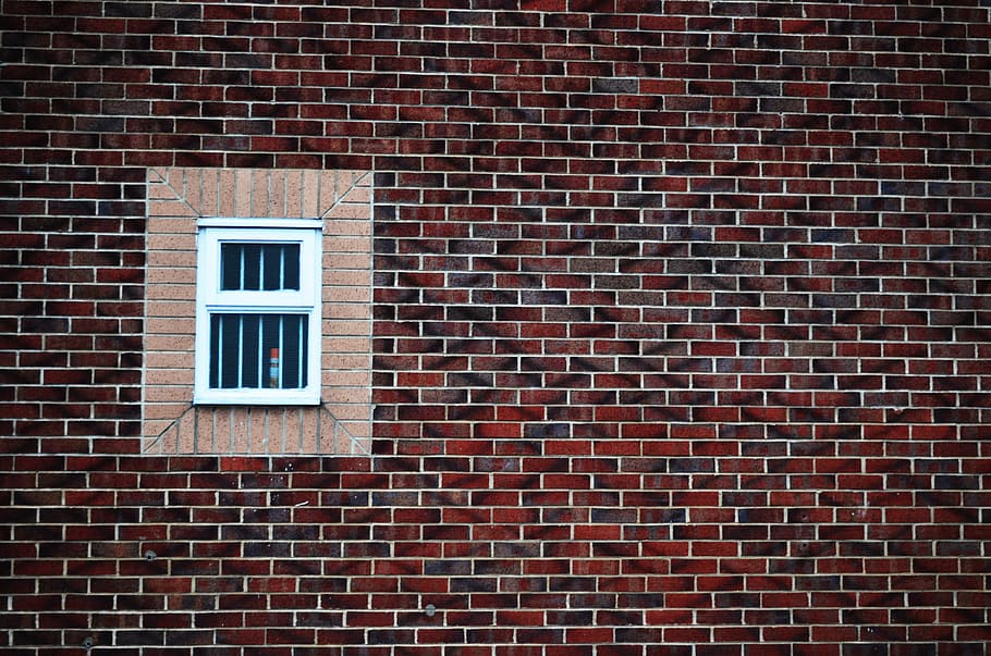blanc, fusta, emmarcat, lliscant, finestra, col · locat, marró, paret de maó, maó, paret, maons, edifici, arquitectura, maçoneria, teló de fons, extern, textura, treball de pedra, urbà, casa, residència, estructura construïda, exterior de l'edifici, funció de construcció de parets, vermell, dia, cap gent, marc complet, a l'aire lliure, patró, barri residencial, seguretat, fons, casa de fila, 4K