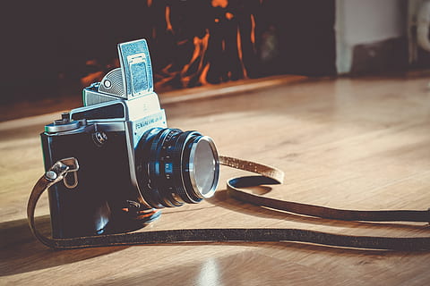 kamera, gammel, retro, årgang, Foto, fotografering, film, linse, gammelt kamera, billede, udstyr, studie, antik, fotograf, professionel, medium format, åbning, fokus, fotografisk, optisk, lukker, klassisk, instrument, fotografere, analog, stil, traditionel, design, gammeldags, sol, sollys, falme, falmede, solrig, blød, ingen mennesker, indendørs, tæt på, dag, bord, stilleben, fokus på forgrunden, teknologi, træ - materiale, kamera - fotografisk udstyr, fotografering temaer, glas - materiale, fotografisk udstyr, sikkerhed, køkkenredskaber, digitalt kamera, personlige tilbehør, 4K, CC0, offentligt domæne, royaltyfrie