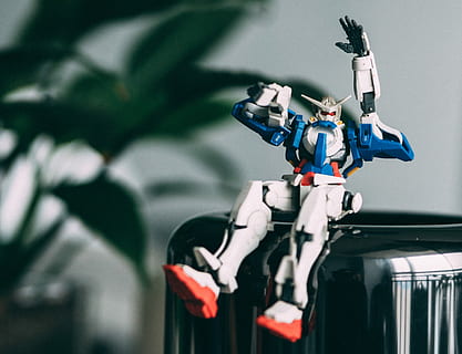 Gundam Actionfigur, Blau, Weiß, Gundam Spielzeug, Technologie, Transport, Transportmittel, Menschen, Kamera - Fotoausrüstung, Roboter, Fokus auf den Vordergrund, Stadt, Schatten, Bewegung, Besetzung, Fotografie-Themen, Helm, Schutz, drinnen, Nahansicht, Spielzeug, Kopfbedeckungen, Tag, 4K, CC0, gemeinfrei, lizenzfrei