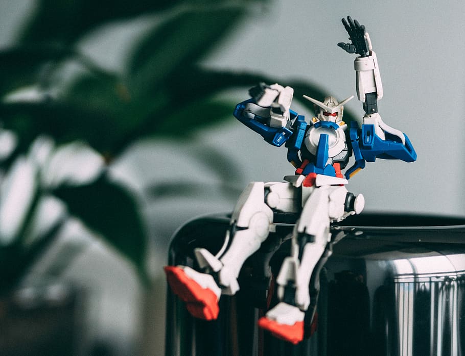 figura d’acció gundam, blau, blanc, gundam toy, tecnologia, transport, manera de transport, gent, càmera - equip fotogràfic, robot, centrar-se en primer pla, ciutat, ombra, moviment, ocupació, temes de fotografia, casc, protecció, a l'interior, primer pla, joguina, barreteria, dia, 4K