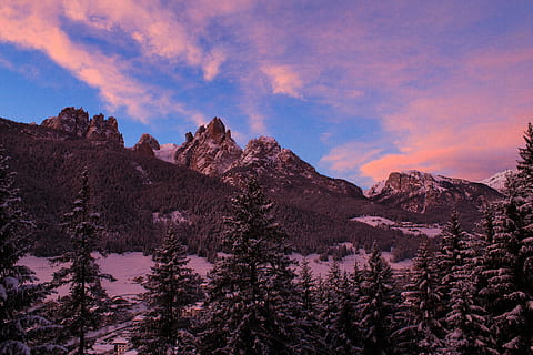 fotografia di paesaggio, montagna, foto, verde, pineta, la neve, blu, cielo, tramonto, Alba, nube, scenics - natura, bellezza nella natura, nuvola - cielo, pianta, natura, ambiente, paesaggio, terra, albero, catena montuosa, Pino, scena tranquilla, albero di conifere, la tranquillità, destinazioni di viaggio, nessuno, foresta, bosco di pini, picco di montagna, all'aperto, viola, 5K, CC0, dominio pubblico, privo di copyright
