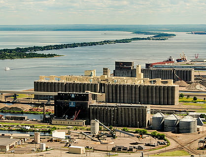 elevatori di grano, porto, bacino, lago Superiore, Duluth Minnesota, acqua, architettura, vista dall'alto, struttura costruita, mare, esterno dell'edificio, cielo, mezzi di trasporto, natura, giorno, modo di trasporto, industria, nessuno, città, all'aperto, trasporto merci, luce del sole, nave nautica, 4K, CC0, dominio pubblico, privo di copyright