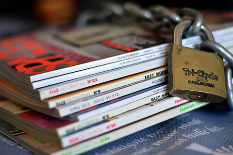 lotto di libri assortiti, riviste, serratura, catena, assicurato, sicurezza, messa a fuoco selettiva, comunicazione, protezione, pila, natura morta, testo, avvicinamento, libro, nessuno, lucchetto, pubblicazione, grande gruppo di oggetti, sceneggiatura occidentale, tecnologia, abbondanza, in casa, consumismo, 5K, CC0, dominio pubblico, privo di copyright