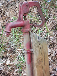 aigua, bomba, màquina, equipament, canonada, sistema, metall, acer, pressió, estació, vàlvula, estiu, vell, rural, bombament, spigot, camp, tradicional, antiguitat, gestionar, ferro, bé, rovellat, manual, a l'aire lliure, dia, planta, terra, cap gent, naturalesa, material de fusta, creixement, primer pla, herba, abandonat, obsoleta, aixafar, sec, roda, 4K, CC0, domini públic, lliure de regalies