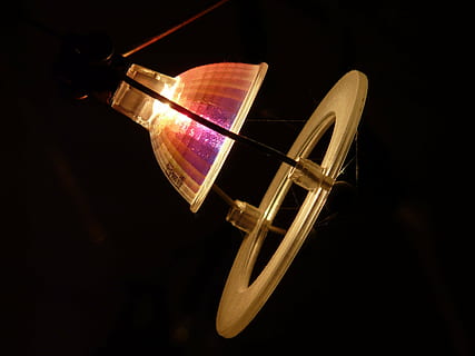 lampada, lampadina, luce, inferno, riflettore, illuminare, tecnologia, attuale, energia, lampada elettrica, illuminato, attrezzatura per l'illuminazione, strumento musicale, sfondo nero, musica, girato in studio, nessuno, in casa, legno - materiale, attrezzatura musicale, strumento a corda, notte, avvicinamento, cultura artistica e intrattenimento, sport, ottone, successo, buio, attrezzatura, mezz'aria, 2K, CC0, dominio pubblico, privo di copyright