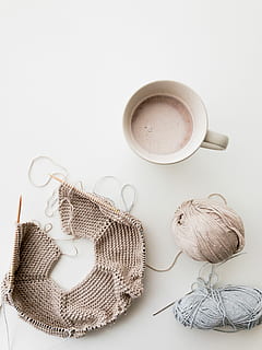 grå, blå, garner, ved siden af, krus, top, se fotografering, fyldt op, væske, kaffe, strikning, garn, kreativ, flatlay, nål, kop, drikke, håndværk, lave, skab, antenne, latte, gør det selv, indendørs, studio skud, forfriskning, mad og drikke, kaffe - drikke, stilleben, kaffekop, hvid baggrund, ingen mennesker, høj vinkel visning, bord, direkte over, tæt på, Kunst og håndværk, friskhed, tekstil, 4K, CC0, offentligt domæne, royaltyfrie